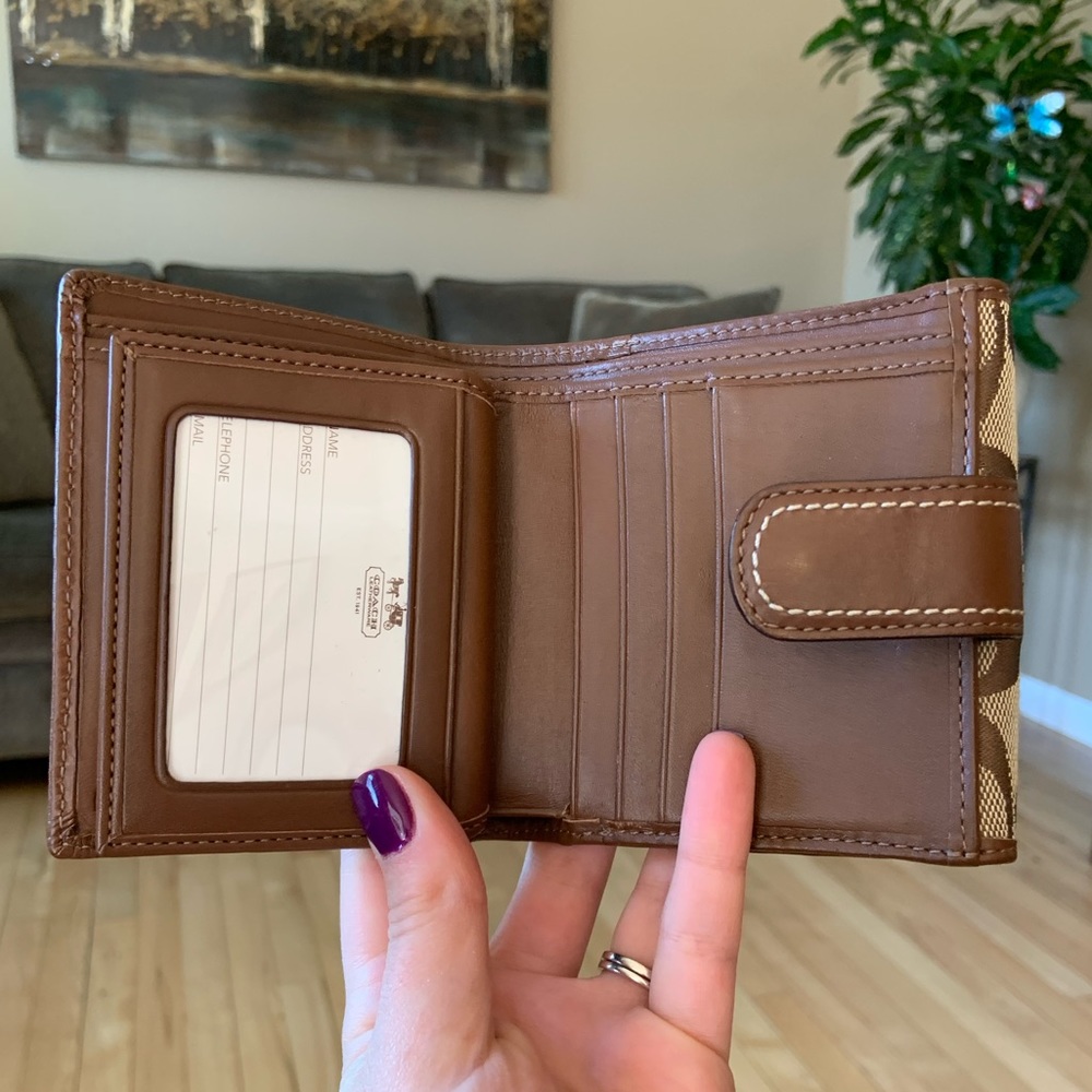 Signature Coach Wallet - Picture 3 of 5